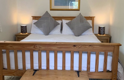 Liskeard Casa | Detached One Bedroom Cottage overlooking field and stream