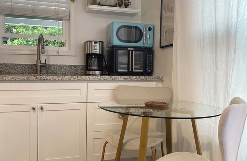 East End Cabaña | Detached Studio cottage w/ private Patio Garden &BBQ in Alameda -Oakland Airport