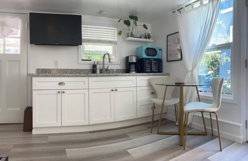 East End Cabaña | Detached Studio cottage w/ private Patio Garden &BBQ in Alameda -Oakland Airport