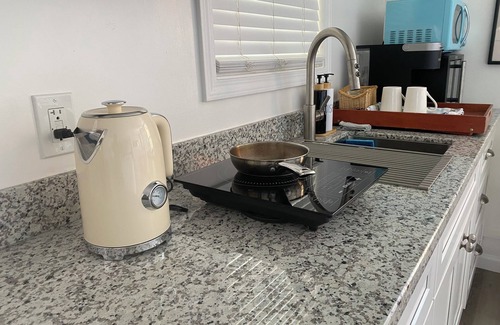 East End Cabaña | Detached Studio cottage w/ private Patio Garden &BBQ in Alameda -Oakland Airport