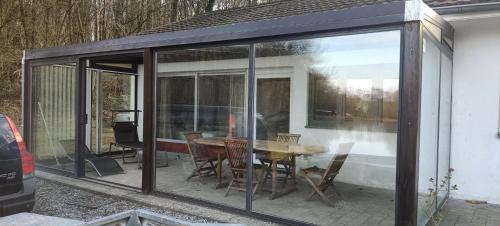 Florennes Casa | Deux étangs poissonneux au milieu des bois avec gîte moderne, la halte des deux lacs