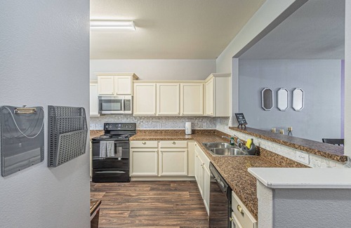 Dallas Casa | DFW Perfect Home with Garage Parking, Gated Yard,Business Amenities,Arcade game!