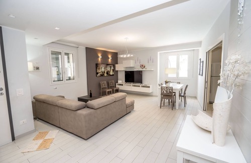 Rosolini Apartamento | Diamante Scirocco Holiday House with Heated Pool