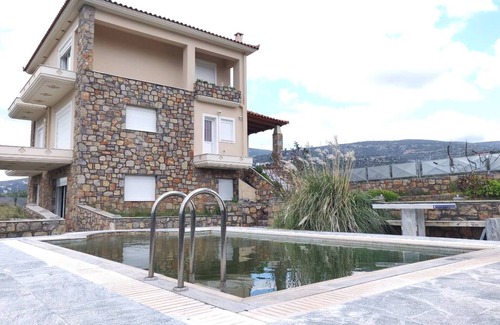 Kymi-Aliveri Villa | Villa de Dimitris Vaso con vistas al mar y a la montaña