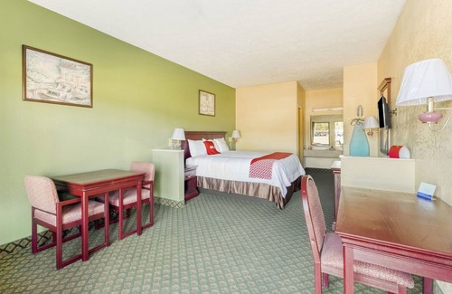 Grenada Hotel | Dining, Fuel, and Comfort All Near This Clean Budget Room in Grenada