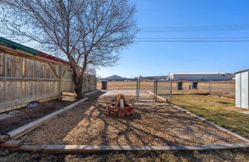 Drumheller Casa | Dino Cave l Walk to Downtown l Fire Pit & BBQ I TV