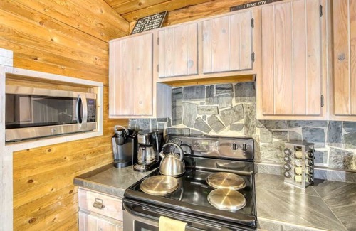 Lead Cabina | Dino’s Den – Cozy Cabin with Hot Tub, Sauna & Walk-to-Slopes Access