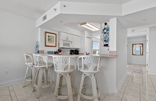 Seawinds Condo Condominio | Direct oceanfront corner condo with spacious balcony and heated beachfront pool