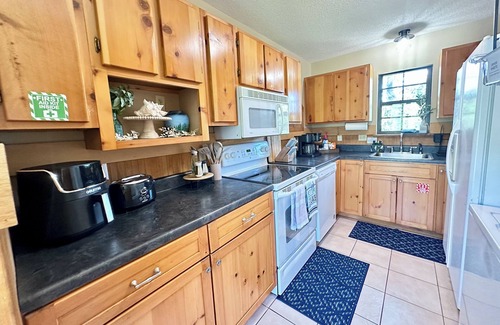 Biloxi Cabina | Disc golf, kayaks, or fish on private Cabin! Near stores, casinos, beaches!