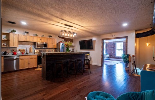 Old City Apartamento | Disco Hideaway, Sleeps 8, 3BR