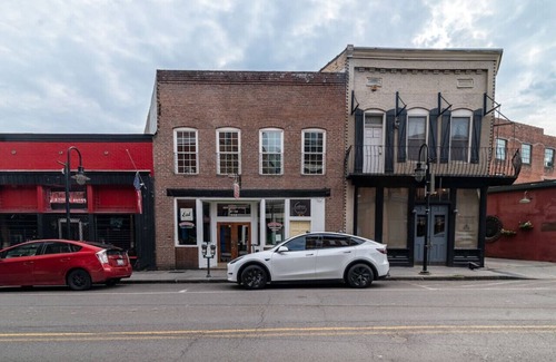 Old City Apartamento | Disco Hideaway, Sleeps 8, 3BR