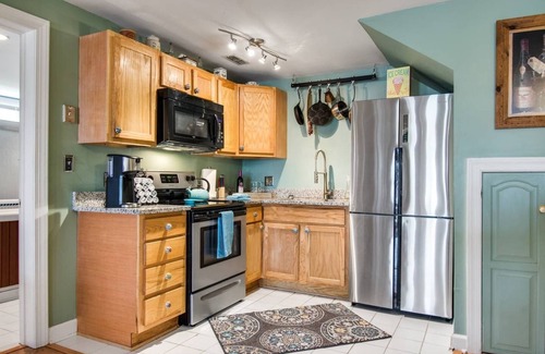Hanahan Casa | Discounted Waterfront Private Hot Tub Dock Deck AB
