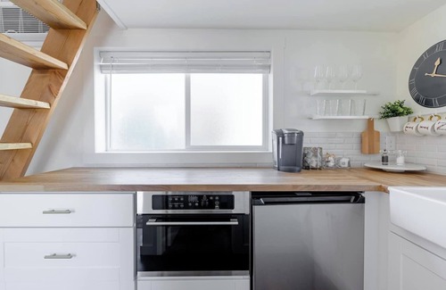 Camas Apartamento | Discover an authentic mini getaway in this charming, upbeat space
