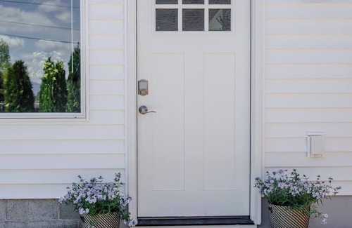 Camas Apartamento | Discover an authentic mini getaway in this charming, upbeat space