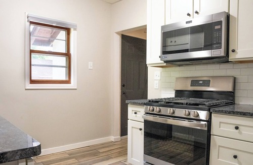 Minneapolis Casa | Discover Comfort & Embrace Cozy Elegance! Minutes Away from Downtown Minneapolis