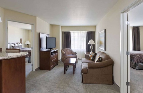 Acres Green Casa | Discover Denver South's Adventures! Three Spacious Suites with Full Kitchens!