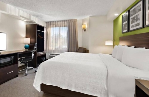 Wesley Chapel Hotel | Discover Peaceful Comfort Steps from The Grove's Vibrant Scene! w/ Outdoor Pool!