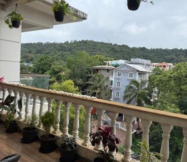 Siolim Cama Y Desayuno | Dishney Den-Luxe 1BHK Stay with pool near Anjuna & Thalassa