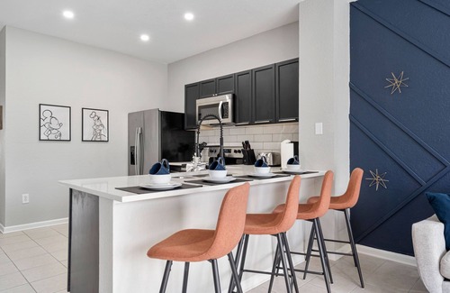 Crestwynd Bay Casa | Disney Bungalow - Waterslides - Pool - Kids Star Wars Retreat - 4 Mi to parks!