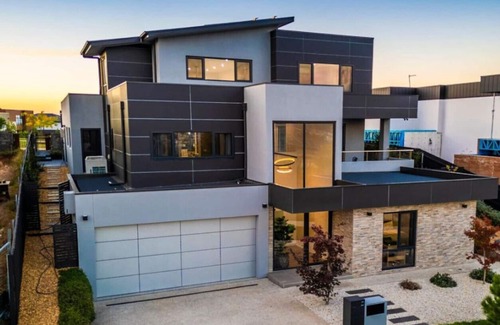 Denman Prospect Casa | Distinguished at Denman! Tesla charger included