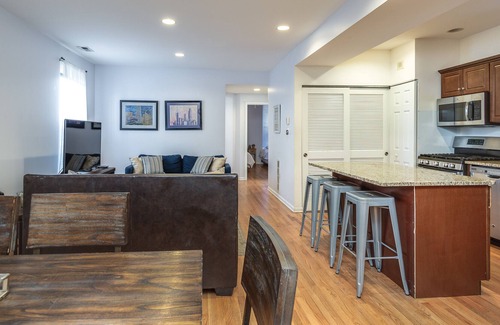 Wrightwood Neighbors Casa | Diversey #2 Lincoln Park-Short walk to Wrigley, Lincoln Park and The Beach!