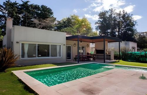 Del Viso Apartamento | Divina casa con parque y Pileta Climatizada en barrio cerrado