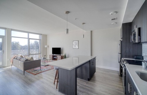 McLean Apartamento | Divine Fairfax 1BR w/ BBQ Grills & Gym, nr Theater, by Blueground