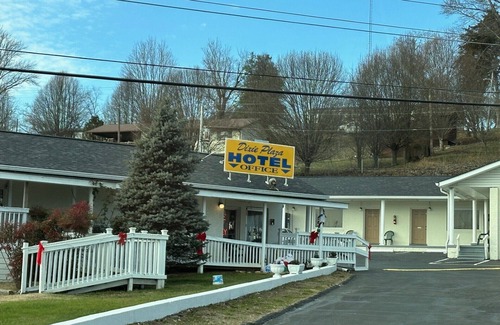 Tazewell Hotel | Dixie Plaza hotel