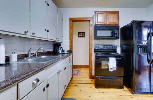 Savannah Casa | Dock & Volleyball! Near Downtown - Golden Getaway