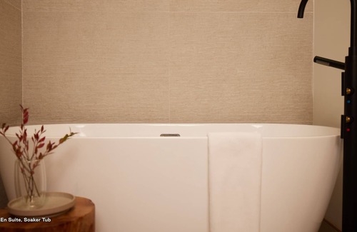 Algonquin Highlands Cabina | Dog-Friendly, Adults Only, Private Cabin + All Inclusive. Maple Lake, Haliburton