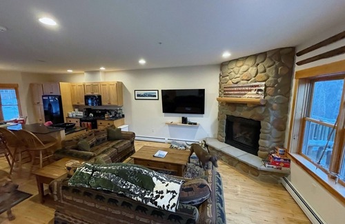 Carrabassett Valley Condominio | Dog Friendly SugarloafCondo- Ski, Snowboard, Golf or Hike!