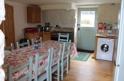 St Brides Cabaña | dog friendly 3 bedroom cosy farm cottage