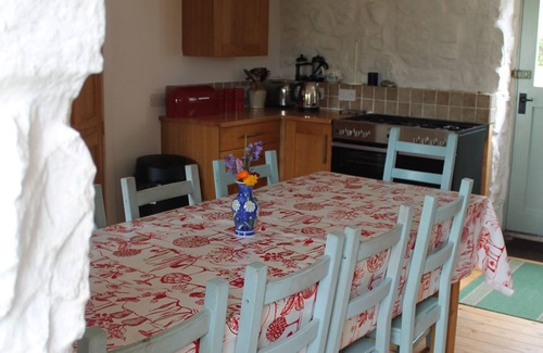 St Brides Cabaña | dog friendly 3 bedroom cosy farm cottage
