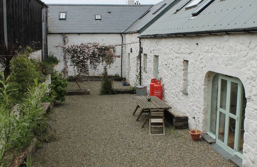 St Brides Cabaña | dog friendly 3 bedroom cosy farm cottage