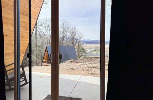 Newport Cabina | Dog-friendly A-frame cabin with loft, balcony, full kitchen, & washer/dryer
