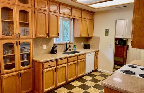 North Fork Casa | Dog Friendly/Bigfoot Suite/Hot Tub/Sleeps up to 4!