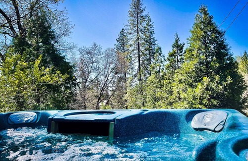 North Fork Casa | Dog Friendly/Bigfoot Suite/Hot Tub/Sleeps up to 4!