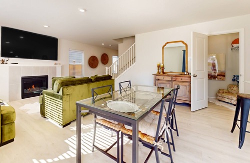 Sultan Casa | Dog-friendly bohemian home with enclosed yard, fireplace, & basketball court