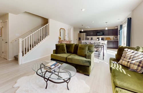 Sultan Casa | Dog-friendly bohemian home with enclosed yard, fireplace, & basketball court