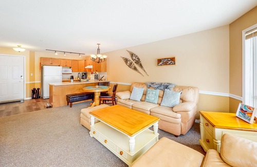 Big White Ski Resort Condominio | Dog-friendly, ski-in/out condo with seasonal hot tub - close to village & dining