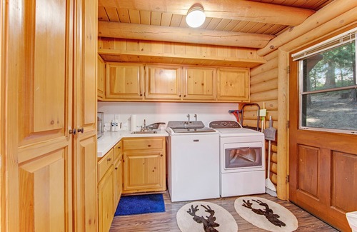 Pine Cove Cabina | Dog-friendly cabin in the woods with WiFi, wood stove, and private washer/dryer