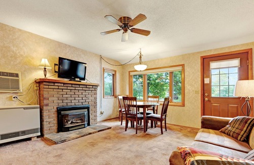 Eagle River Cabaña | Cabina para perros con terraza privada, canchas de tenis compartidas y muelle en el lago Voyageur.