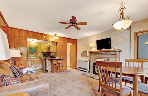 Eagle River Cabaña | Cabina para perros con terraza privada, canchas de tenis compartidas y muelle en el lago Voyageur.