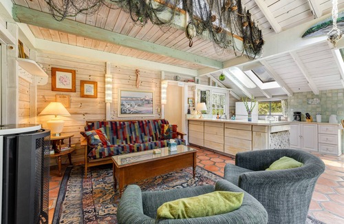 Inglenook Cabina | Cabina amigable para perros w / parque y acceso a la playa; Jacuzzi privado, chimenea y hoguera.