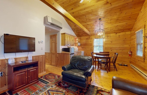 Northport Cabina | Dog-friendly cabin with kitchen, firepit, AC, gym, ping-pong & fun awaits