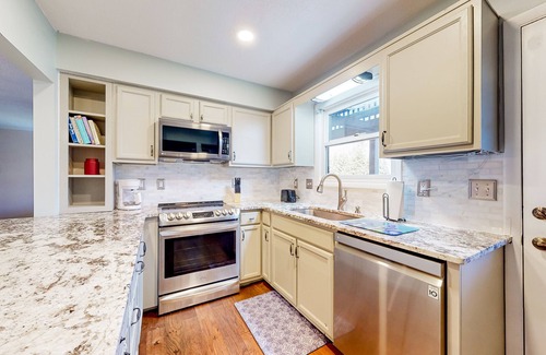 Lake Junaluska Condominio | Dog-friendly condo with a renovated kitchen plus access to a pool & tennis