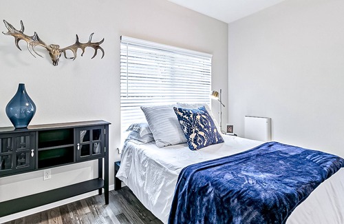 South Tacoma Condominio | Dog-friendly condo in the heart of the city with a well-equipped kitchen & W/D