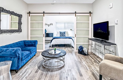 South Tacoma Condominio | Dog-friendly condo in the heart of the city with a well-equipped kitchen & W/D