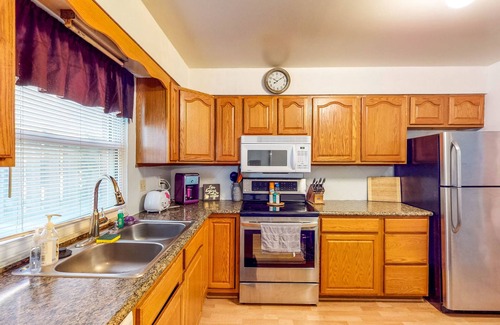 Bloomington Condominio | Dog-Friendly Condo near Indiana University - Full Kitchen & Assigned Parking