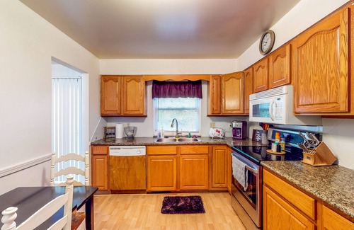 Bloomington Condominio | Dog-Friendly Condo near Indiana University - Full Kitchen & Assigned Parking